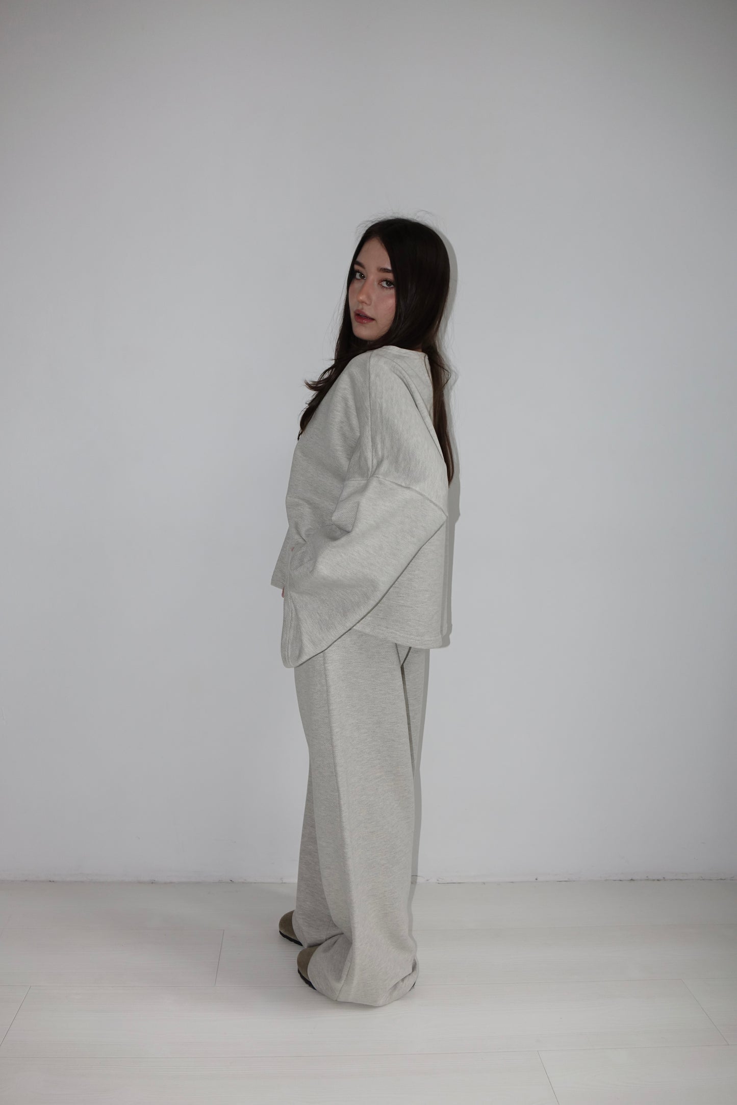 GRAY WIDE LEG SWEATPANTS